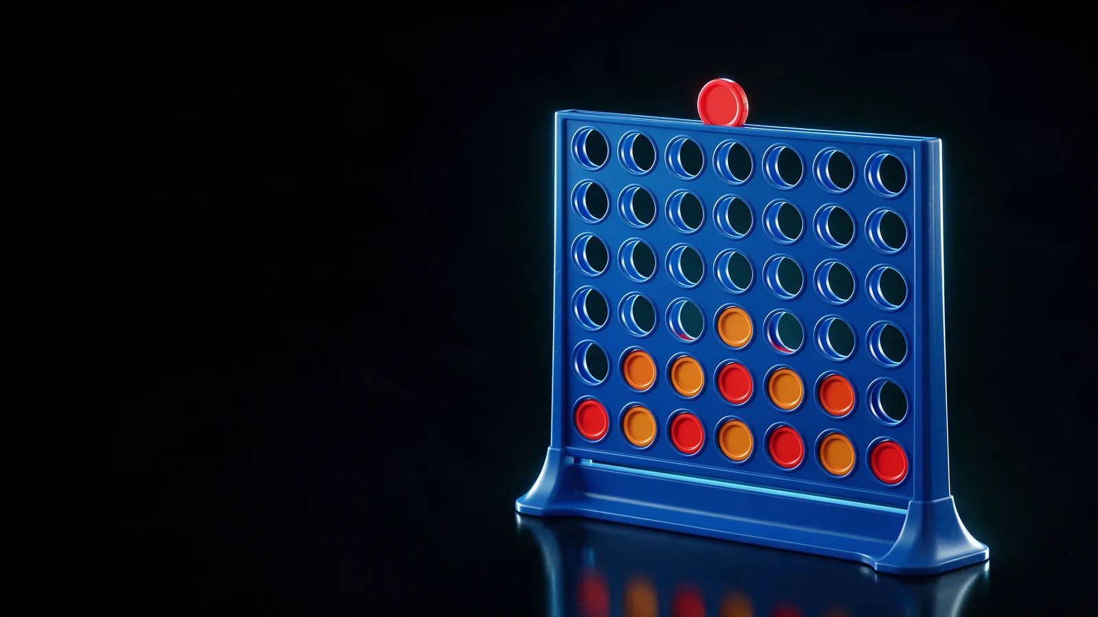 Das blaue 4-Gewinnt-Spielbrett mit roten und gelben Steinen